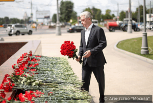 Сергей Собянин возложил цветы на входе станции метро «Парк Победы» в память о погибших в аварии в прошлом году