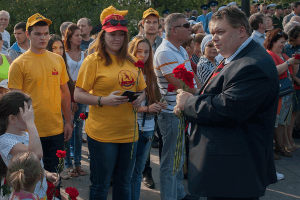 Депутат МО Зябликово Андрей Ефимов также принял участие в возложении цветов к памятнику Мусе Джалилю вместе с делегацией из Казани