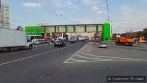 На проспекте Андропова закончили возведение надземного пешеходного перехода