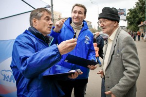 Представители партии "Единая Россия" собирают подписи в поддержку проекта "Мой любимый парк"