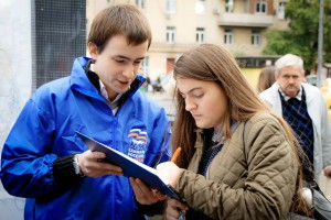 Единороссы собирают подписи жителей за обустройство в Москве новых зон отдыха в шаговой доступности