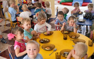 Пятиразовым питанием обеспечат воспитанников детских садов Москвы с 2016 года