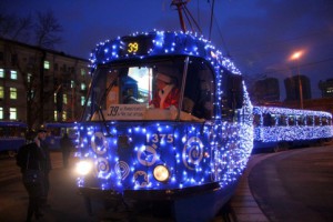 На московские улицы вышел новогодний трамвай