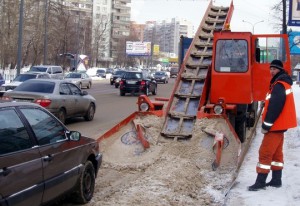 Для уборки улиц и дворов ЮАО от снега задействуют более 700 единиц специализированной техники