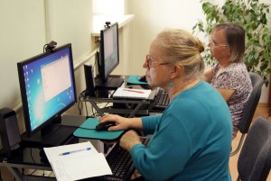 В библиотеке №144 в районе Зябликово открылись курсы для пенсионеров «Бабушка-электроник»