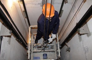 В некоторых подъездах жилых домов отремонтируют лифтовое оборудование