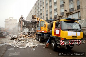 На фото демонтаж торговых павильонов на ул. Тверская