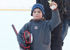 На катке с искусственным льдом, расположенном на Ореховом проезде, прошел детский хоккейный турнир