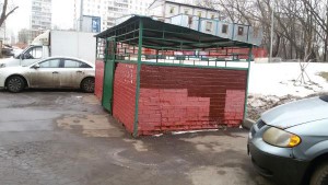 По просьбе жителей в районе Зябликово привели в порядок одну из контейнерных площадок