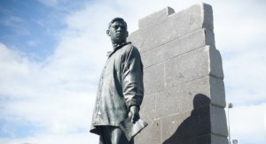 Сегодня в районе Зябликово прошла патронатная акция по благоустройству памятника поэту и герою Советского союза Мусе Джалилю