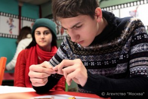 Досуговый центр «Маяк» проводит групповой мастер-класс для юных жителей и их родителей по созданию открыток и коллажей в технике квиллинг