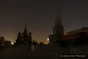 На фото Красная площадь без привычной москвичам подсветки 