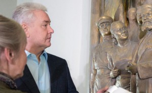 Мэр Москвы Сергей Собянин осмотрел отреставрированный горельеф на ВДНХ
