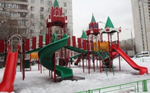 Уборку на одной из детских площадок района Зябликово провели по просьбе местных жителей