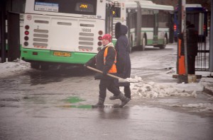 На фото сотрудник ГБУ "Жилищник", убирающий улицы в зимний сезон
