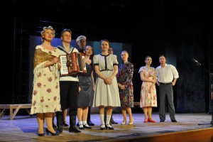 Для ветеранов в преддверии 9 Мая в Московском областном театре юного зрителя показали литературно-музыкальную композицию
