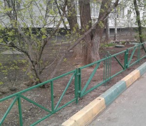 Газонное ограждение на одной из улиц района Зябликово восстановили по просьбе местных жителей