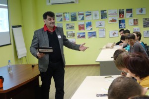 Поэт и киноактер Владимир Вишневский прочитал текст «Тотального диктанта» в Центре молодежного парламентаризма