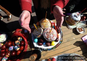 В канун праздника Пасхи в районе Зябликово организовали раздачу куличей пожилым и малоимущим людям