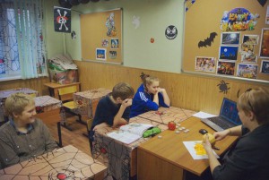 В досуговом центре «Маяк» района Зябликово для местных жителей провели групповой мастер-класс по квилингу
