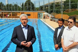 По словам Собянина, в Москве построят новый современный спорткомплекс с бассейнами
