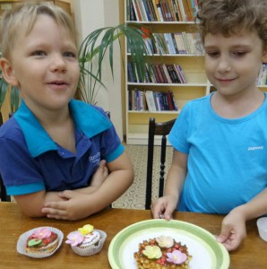 Юные жители Зябликова попробовали самостоятельно приготовить сладкие угощения для мам и пап