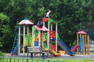 На детских площадках установят новые игровые городки 