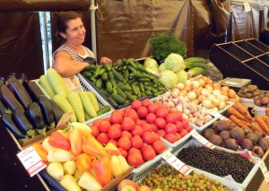 Сезонные ягоды, фрукты и овощи по доступным ценам зябликовцы могут найти на местных ярмарках
