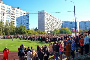 В школьном дворе собралось около 3 тысяч человек 