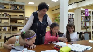 На фото педагог Ольга Шавкова и ее воспитанники 