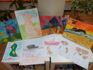 Ребята не только придумали клички бездомным животным, но и подарили на память волонтерам свои рисунки 