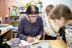 Юлия Лавряшина провела небольшую автограф-сессию: каждый гость получил книгу, подписанную автором
