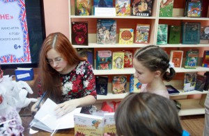 Валентина Дегтева дает автограф юным читателям 