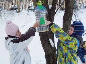 Ученики школы «Классика» кормят птиц в рамках акции «Помоги птицам»