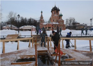 Подготовка места для Крещенских купаний в Москве