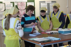 Девятиклассниц школы №991 научили шитью