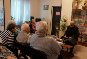 Посетители ТЦСО филиала "Зябликово" на встрече с писателем 