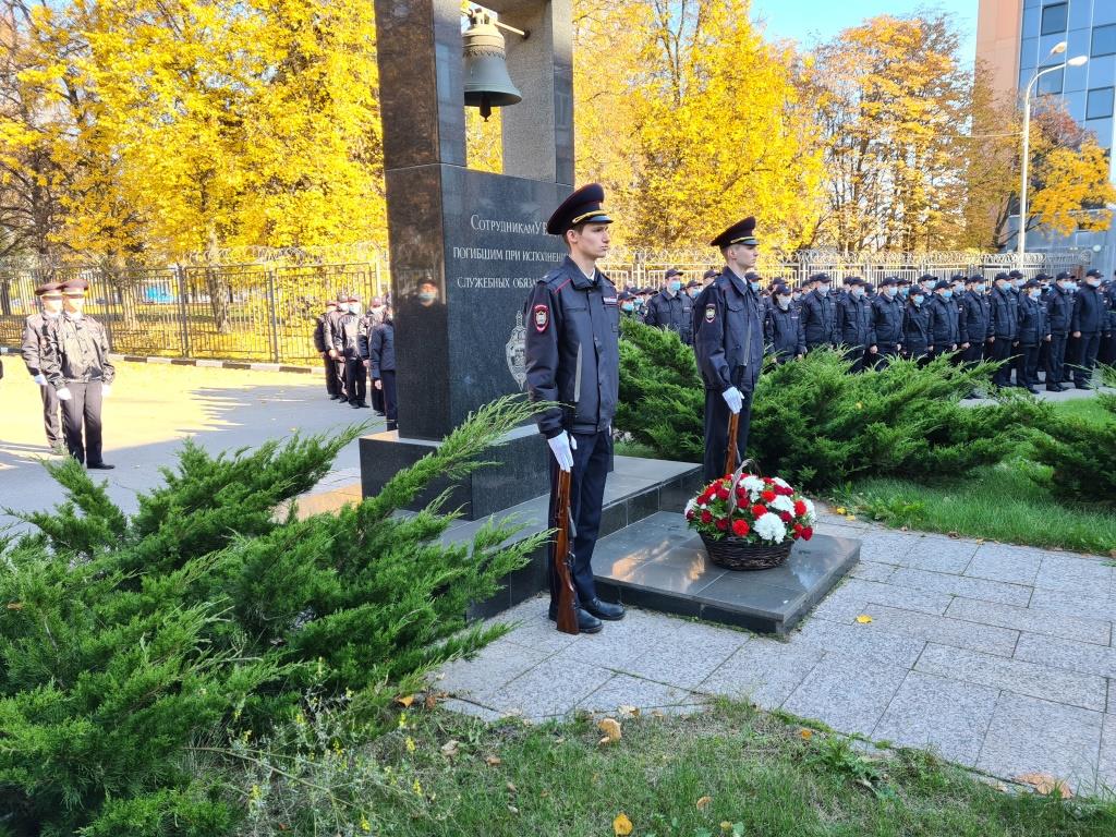 В Южном округе столицы полицейские и члены Общественного совета при УВД  почтили память погибших при исполнении служебных обязанностей сотрудников  органов внутренних дел | Новости Зябликово