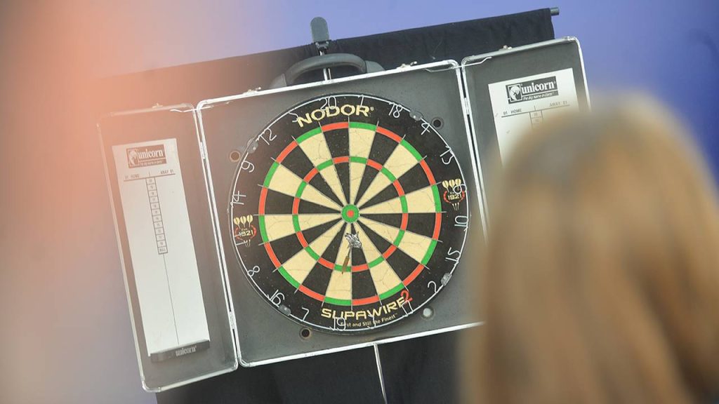Сотрудники Досугово-спортивного центра «Мир молодых» проведут состязание по дартсу в честь Дня Победы. Фото: Александр Кочубей, «Вечерняя Москва»