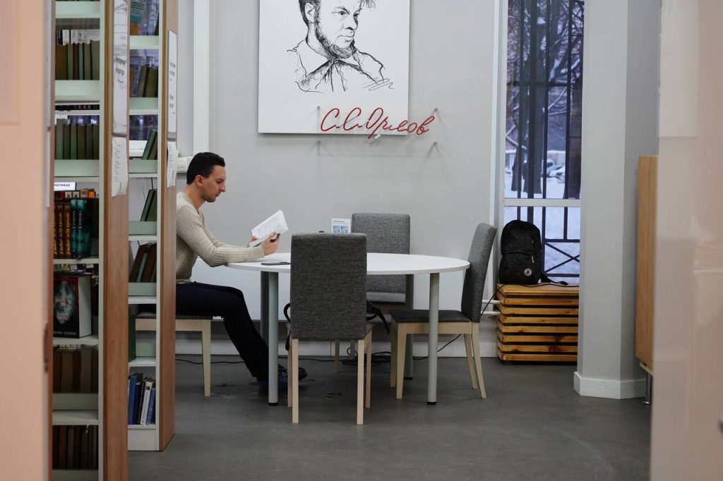 Студенты Колледжа ДПИ имени Карла Фаберже заняли первые места на конкурсе чтецов. Фото: Анна Быкова, «Вечерняя Москва»