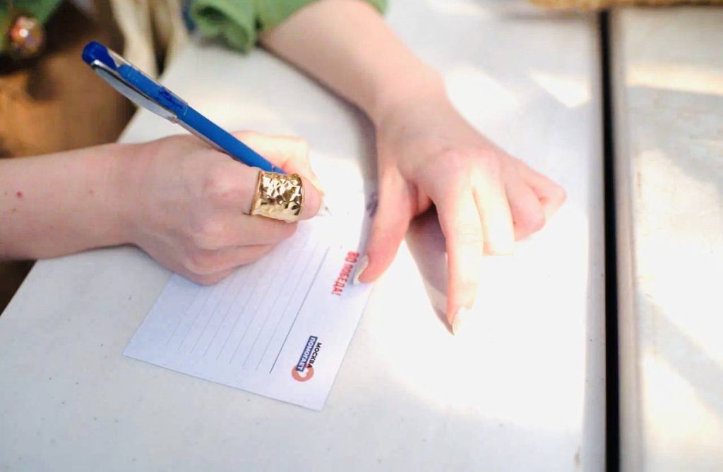 В «Домики добра» можно написать открытки с добрыми пожеланиями. Фото: пресс-служба Комитета общественных связей и молодежной политики города Москвы