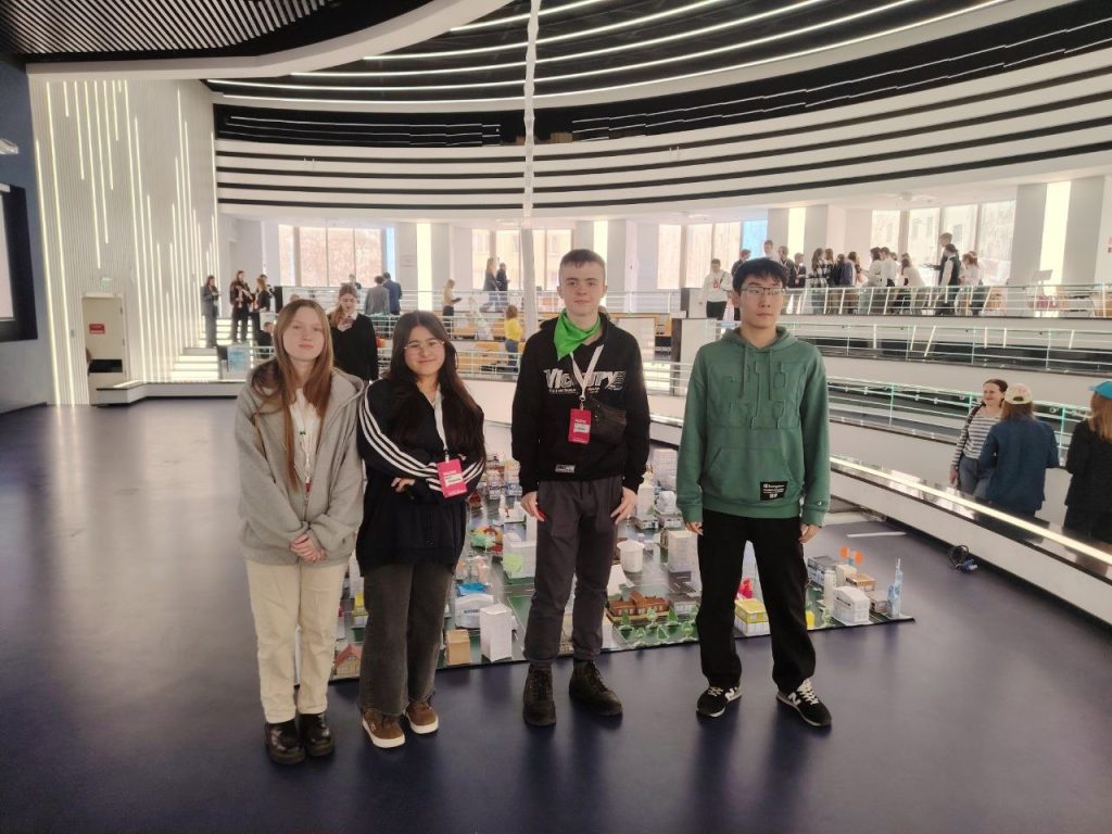 Ученики школы №2116 посетили мероприятие для абитуриентов МГУУ Правительства Москвы. Фото: официальная страница школы №2116 в социальных сетях