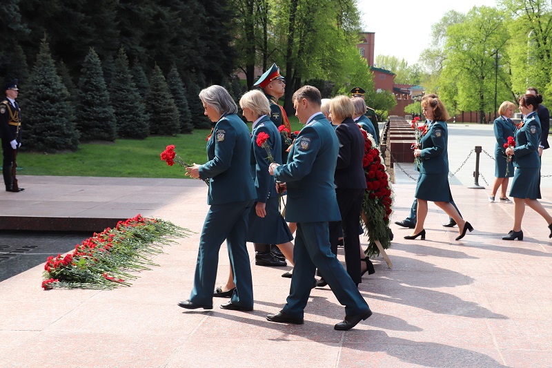 Сотрудники налоговой почтили память защитников отечества в Александровском саду. Фото: сайт ФНС города Москвы