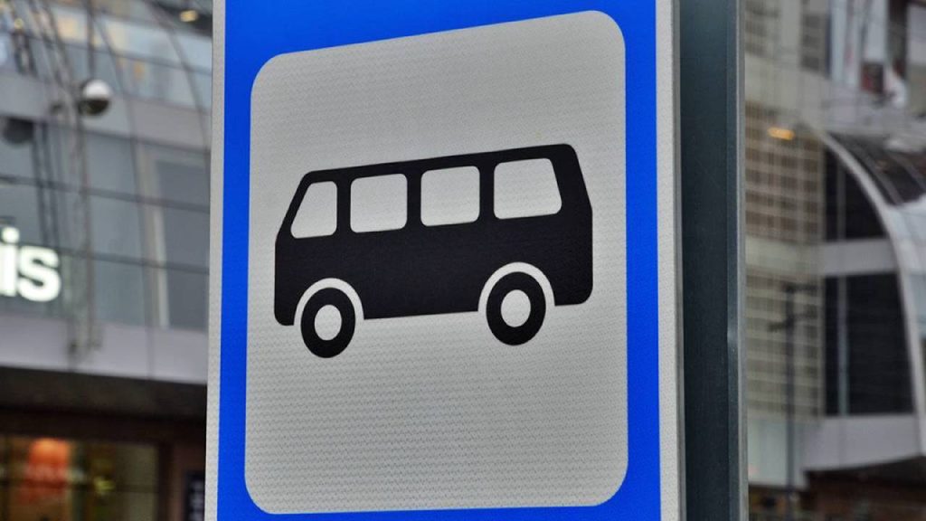 Сотрудники Департамента транспорта Москвы будут раздавать воду у автовокзала «Красногвардейский». Фото: Анна Быкова, «Вечерняя Москва»