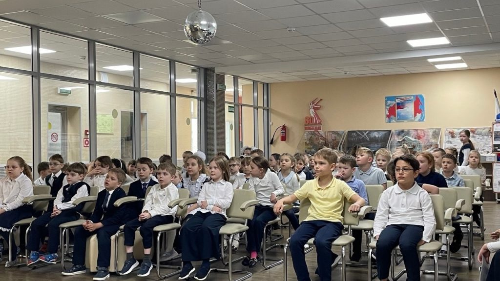 Ученики школы №1569 «Созвездие» провели для младшеклассников кукольное представление. Фото: официальная страница школы №1569 «Созвездие» в социальных сетях