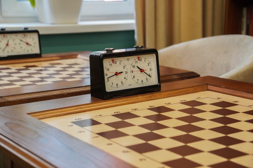 Сотрудники ЦДКиС «Юг столицы» пригласили жителей района Зябликово на турнир по шашкам. Фото: Ксения Догонашева, «Вечерняя Москва»