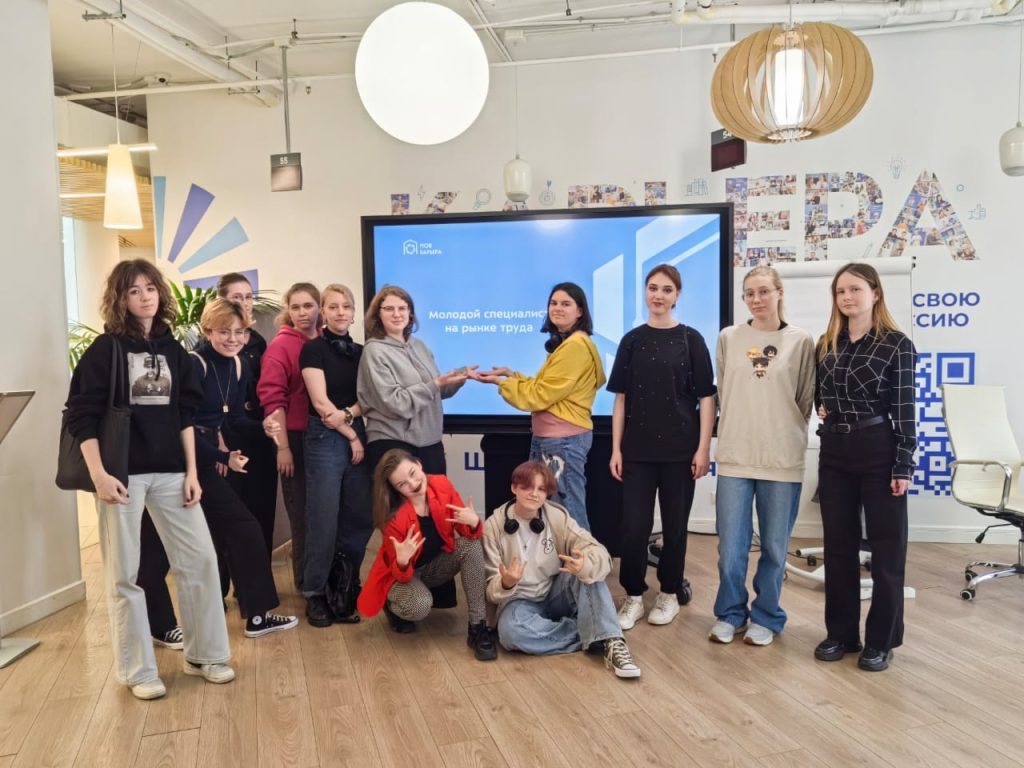 Студенты Колледжа ДПИ имени Карла Фаберже посетили центр занятости. Фото: официальная страница Колледжа декоративно-прикладного искусства имени Карла Фаберже в социальных сетях