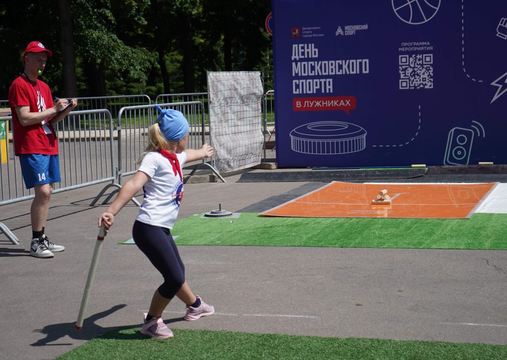 Представители ЦДКиС «Юг столицы» провели турнир по городошному спорту. Фото: Анна Быкова, «Вечерняя Москва»