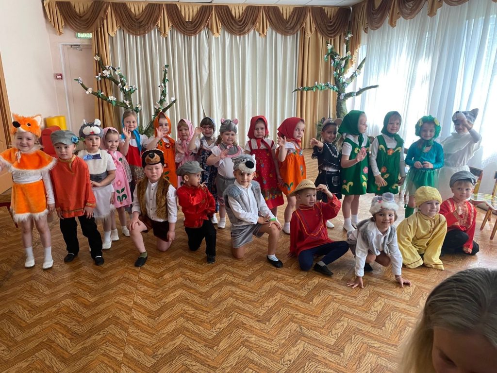 Сотрудники школы №1569 ‭«Созвездие» организовали для учеников театральное мероприятие. Фото: официальная страница школы №1569 ‭«Созвездие» в социальных сетях