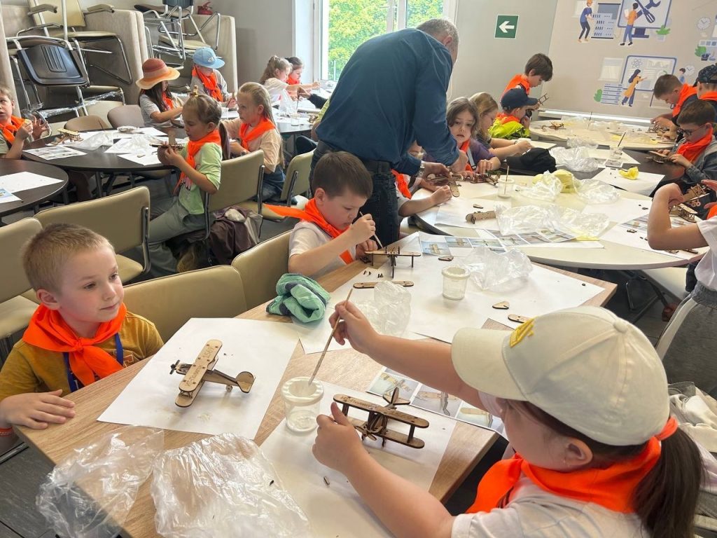 Ученики школы №1569 «Созвездие» посетили полигон информационных технологий. Фото: официальная страница школы №1569 «Созвездие» в социальных сетях